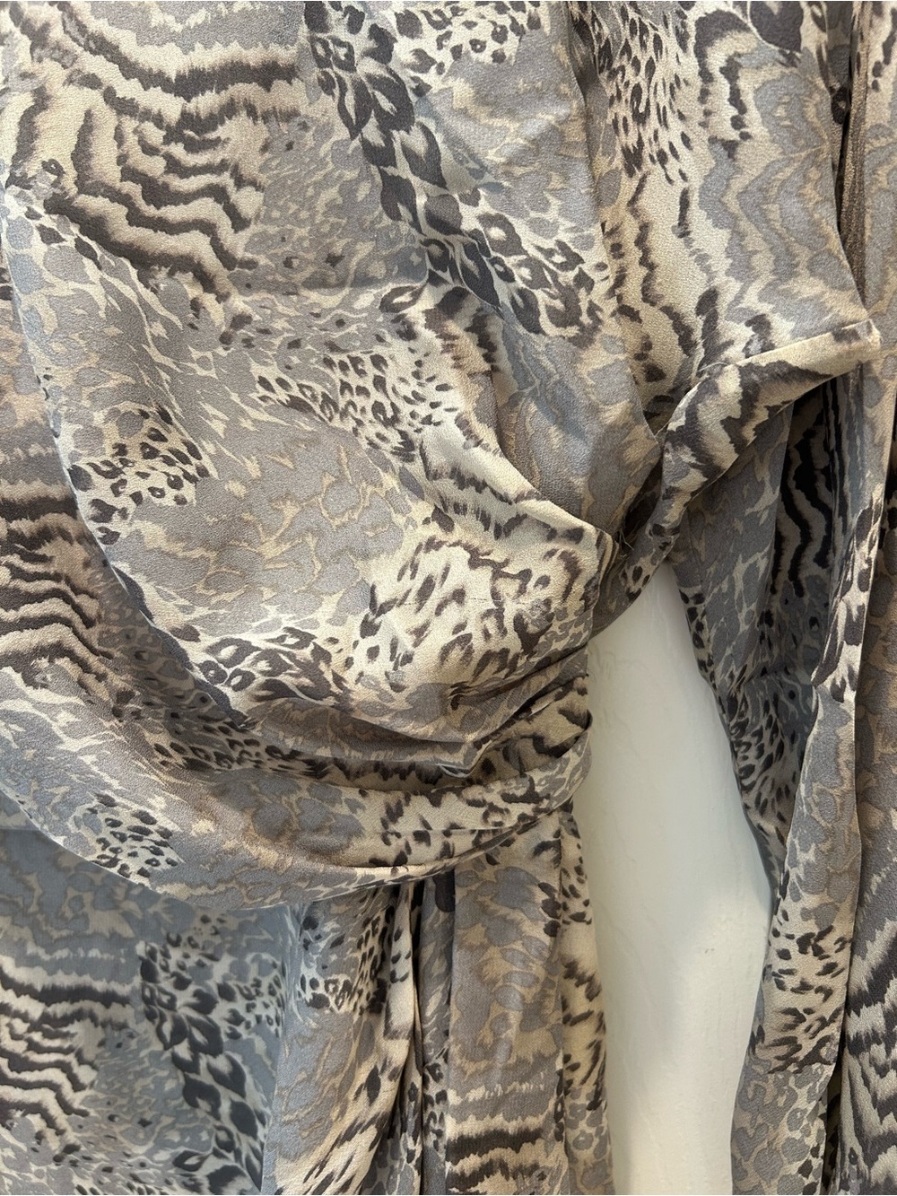 Elizabeth and James Animal Print Draped Long Sleeve Mini Dress Size 4 - Picture 3 of 16